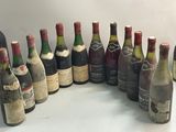 plusieurs bouteilles de vin sont alignées sur une table