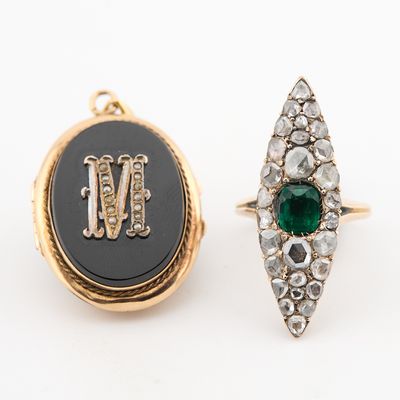 une image représentant deux bagues et une bague sertie d'une pierre verte