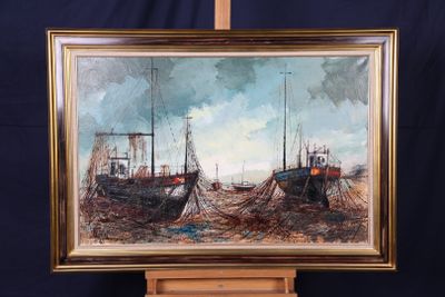 une peinture à l'huile représentant des bateaux dans un port, posée sur un chevalet en bois