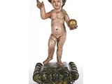 une image représentant une statue d'un enfant tenant un ballon