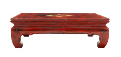 une image représentant une table rouge ornée d'une décoration dorée