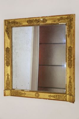 Miroir à cadre en bois et stuc doré.