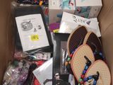 une boîte remplie de chaussures et d'autres objets qui s'y trouvent