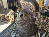 une statue représentant un homme coiffé d'un chapeau, posée sur une table