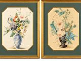 deux tableaux représentant des fleurs dans un vase et un vase contenant des fleurs