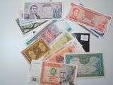 un grand nombre de billets de banque différents sur la table