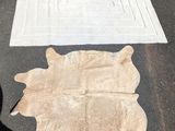 a rug and a rug on the ground next to each other