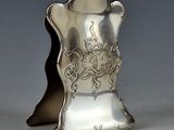 un objet argenté posé sur une table