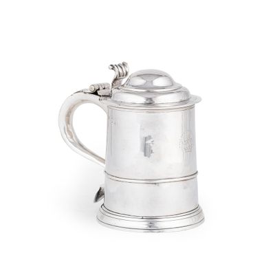 une tasse en argent avec une anse, sur fond blanc