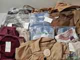 une pile de vêtements posée sur une table
