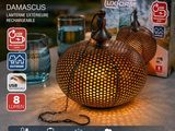 deux citrouilles décoratives posées sur une table, à côté d'une boîte de Luxtform Lite