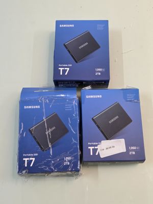 L'emballage contient trois nouveaux disques durs Samsung T7.