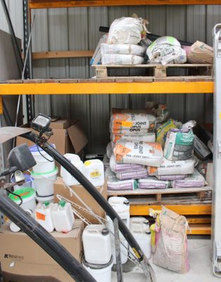 de nombreux objets qui se trouvent sur les étagères du garage