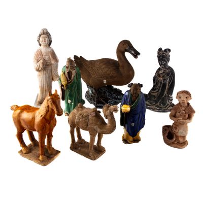 de nombreuses figurines d'animaux alignées les unes à côté des autres