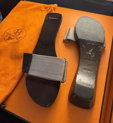 une paire de chaussures et un sac posés sur une table
