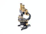 Gros plan sur un microscope sur fond blanc