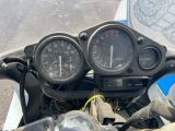 un gros plan sur le tableau de bord et le compteur de vitesse d'une moto