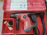 une boîte à outils rouge avec des outils sur le sol
