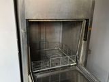 un four en acier inoxydable dans une cuisine dont la porte est ouverte