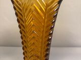 vase en verre jaune posé sur une surface blanche