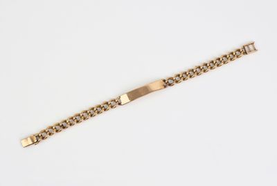 un bracelet en or avec un fermoir carré sur fond blanc