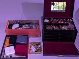 trois boîtes de bijoux posées sur une surface blanche