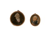Deux portraits miniatures représentant un homme et une femme sont présentés dans un cadre doré.