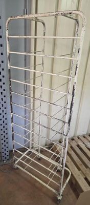 une étagère métallique sur laquelle sont posés tout un tas d'objets