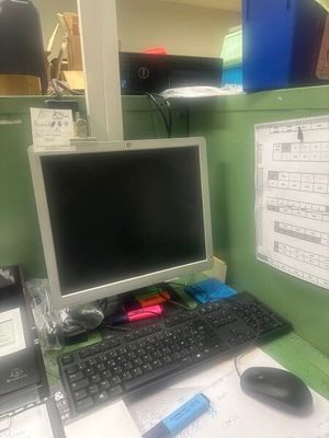 un bureau sur lequel se trouvent un écran, un clavier, une souris et d'autres éléments