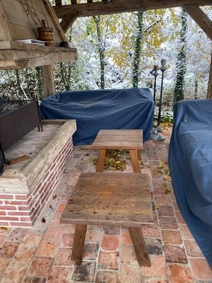 une terrasse couverte équipée d'un canapé et d'une table