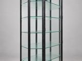 une vitrine noire et en verre, avec des étagères en verre