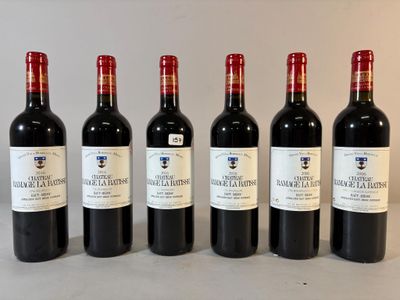 six bouteilles de vin sont alignées sur une table