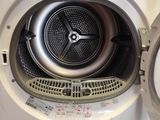un lave-linge et un sèche-linge dans une petite pièce