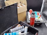 de nombreux tubes de peinture dans une boîte posée sur une table
