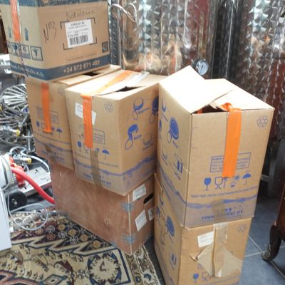 de nombreux cartons empilés sur le sol