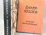 deux livres posés l'un à côté de l'autre sur une table