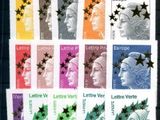 les timbres sont tous de couleurs et de tailles différentes sur la même feuille