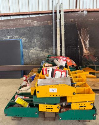 une boîte verte et jaune contenant quelques objets