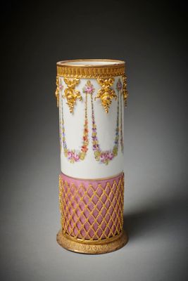 un grand vase orné d'un motif doré