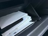 une voiture dans laquelle se trouvent beaucoup de papiers