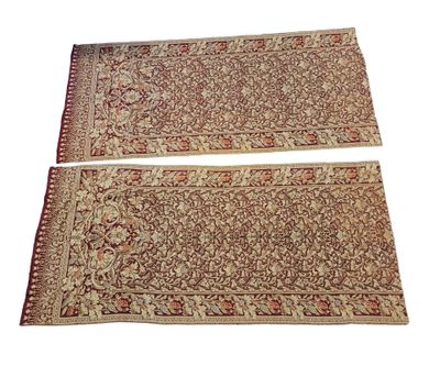 DEUX grandes bandes de tissu agrémenté de fils doré à décor …