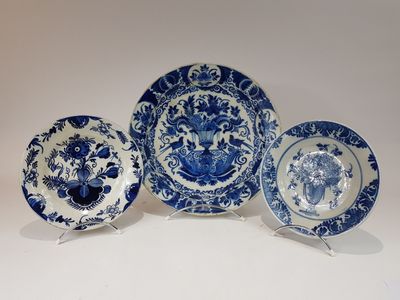 trois assiettes bleues et blanches ornées de fleurs, posées sur une table