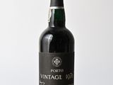 une bouteille de vin posée sur une table