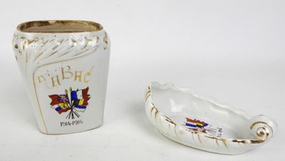 une petite tasse et un petit bol posés l'un à côté de l'autre