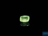 gros plan d'un diamant vert sur une surface noire