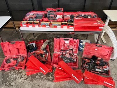 un grand nombre d'outils posés sur une table