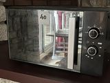 une photo d'un micro-ondes posé sur une étagère