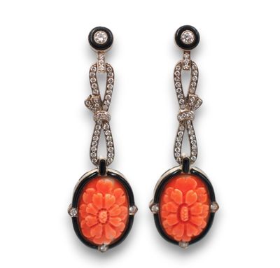 une photo d'une paire de boucles d'oreilles en corail et diamants