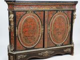 une armoire à deux portes