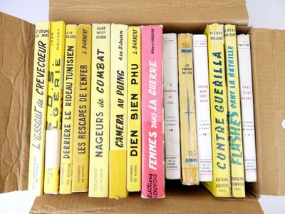 de nombreux livres dans une boîte en carton posée sur une surface blanche